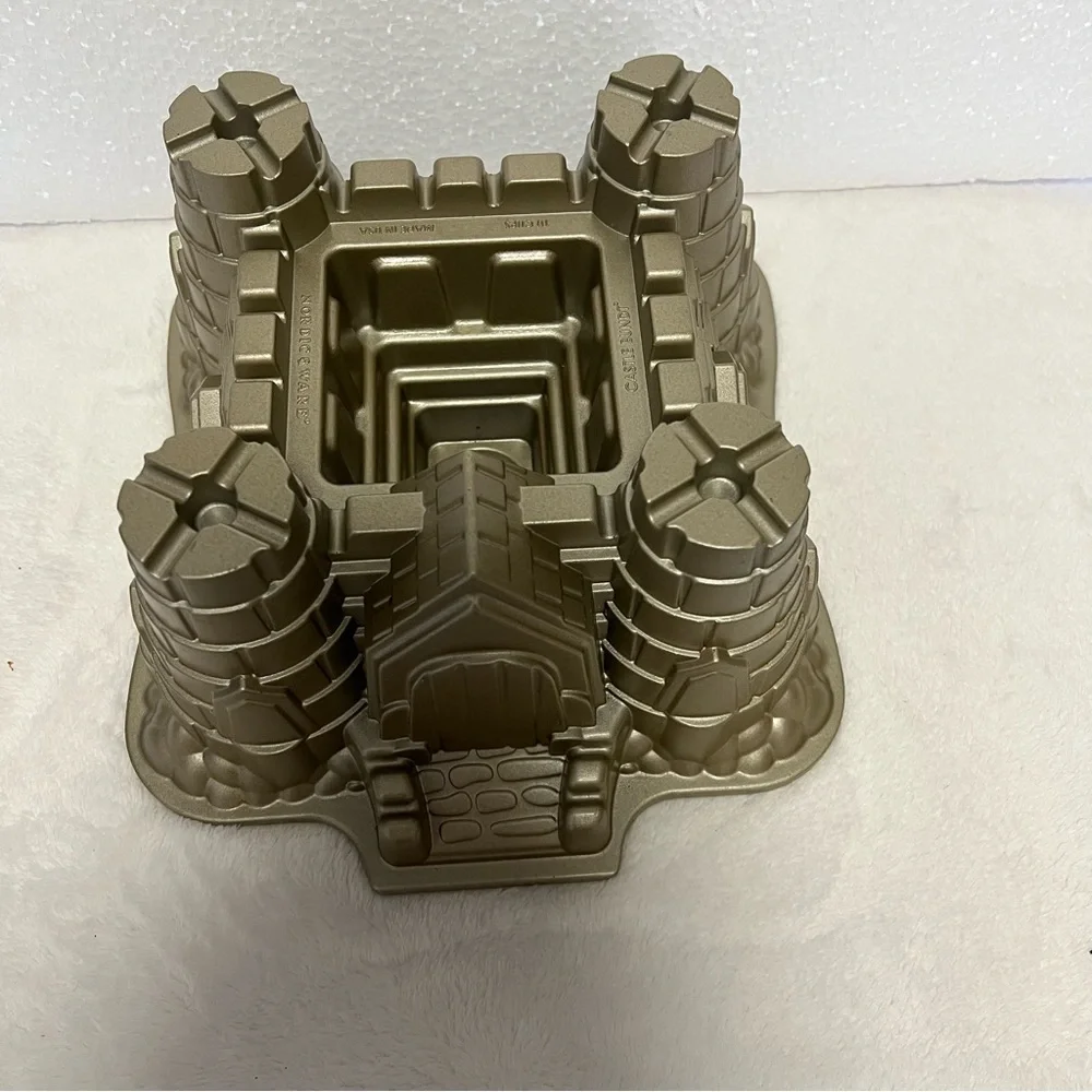 Nordic Ware 3-D Sandcastle Baking Pan Bundt Cake Mold Castle